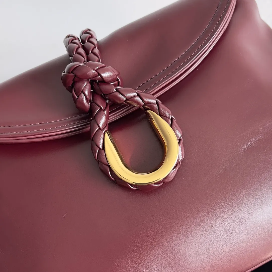 Batch 1520 Inspired by the 1970s, the Bottega Veneta women's logo shoulder bag has a smooth leather surface that brings a clean and handsome feel, just like the neatness and tenacity of a working woman. The front buckle has high-quality hardware pendant body, the overall retro elegance, and the excellent leather feels soft. This Bottega Veneta series can be described as beautiful, weakening the complexity of the outfit, not competing for it, and only using the best quality to interpret itself. Style number: 806030 (small size) Size: 27*16*6cm